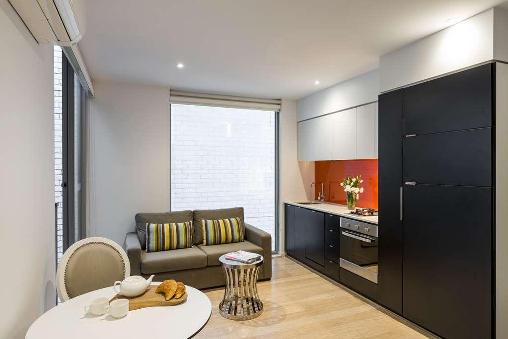Oaks Melbourne South Yarra Suites Room photo